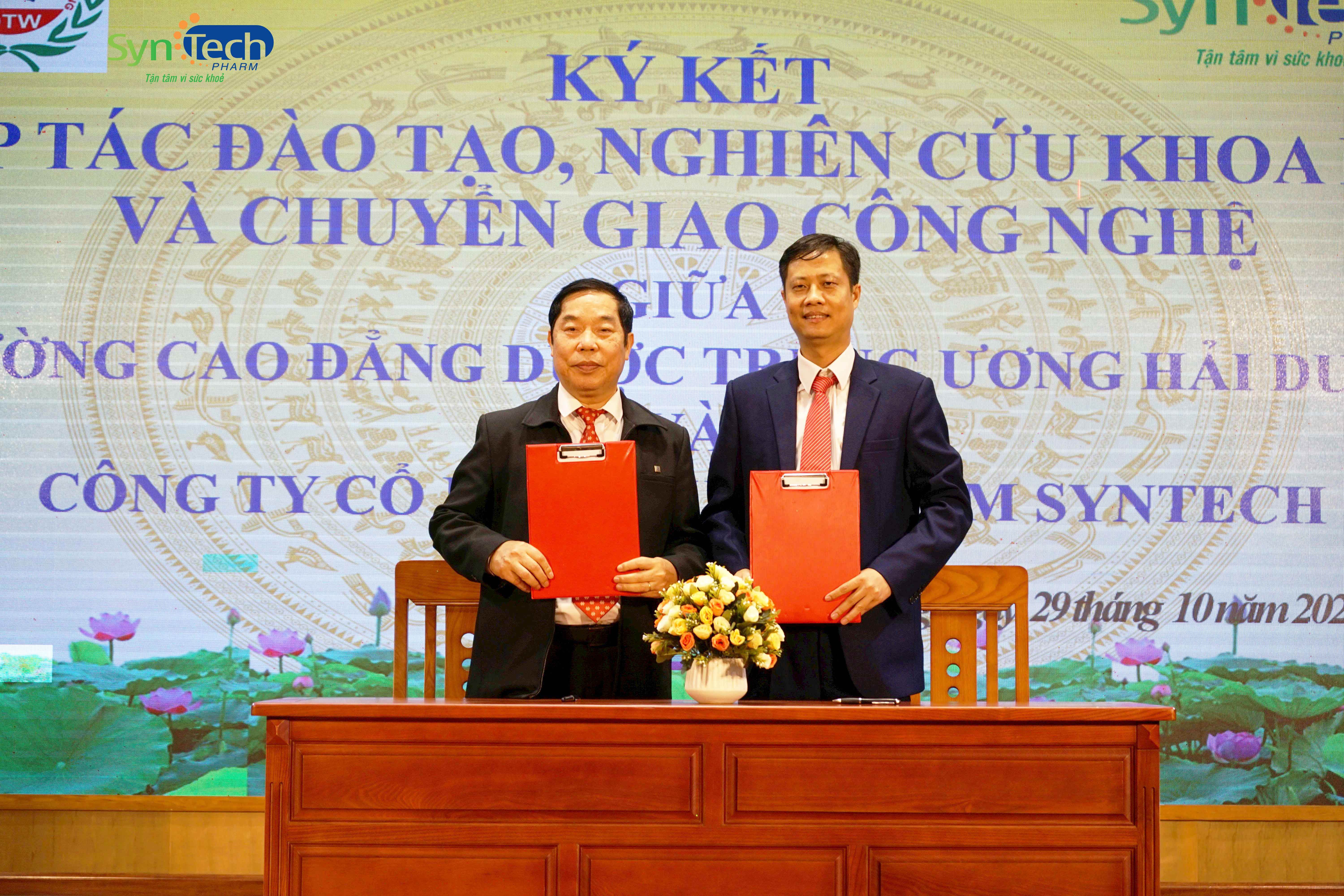 Dược sĩ Nguyễn Xuân Trang và Tiến sĩ Lê Bá Kiên tại Lễ Ký kết